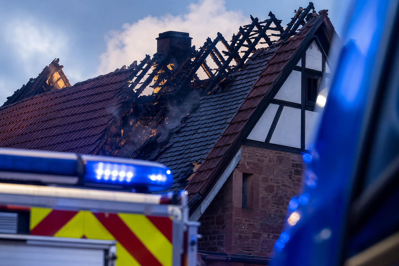 Dachstuhlbrand in Landau: 31 Personen evakuiert – Polizei sucht Zeugen